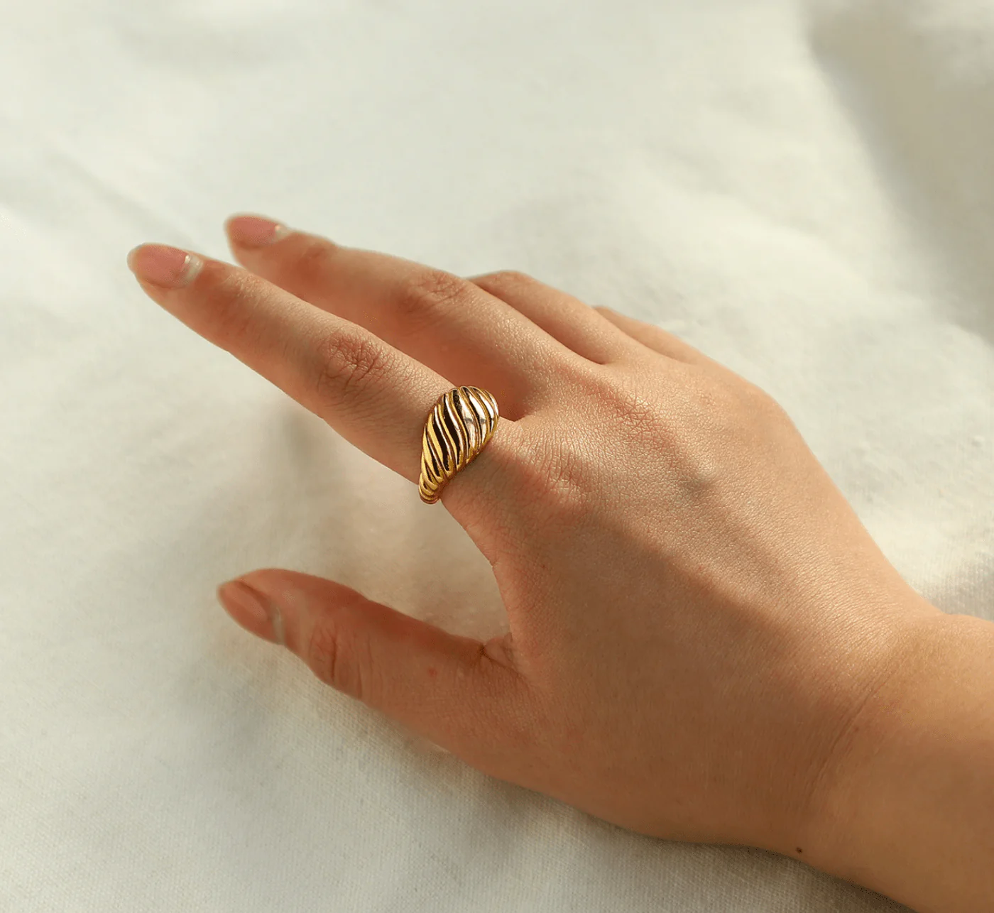 Mia Gold Croissant Ring - Image 4